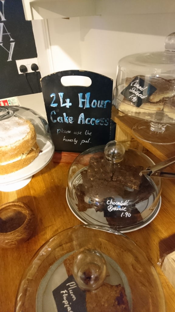 Ein kleines Schild "24 h cake access" - "24 h Zugang zu Kuchen"