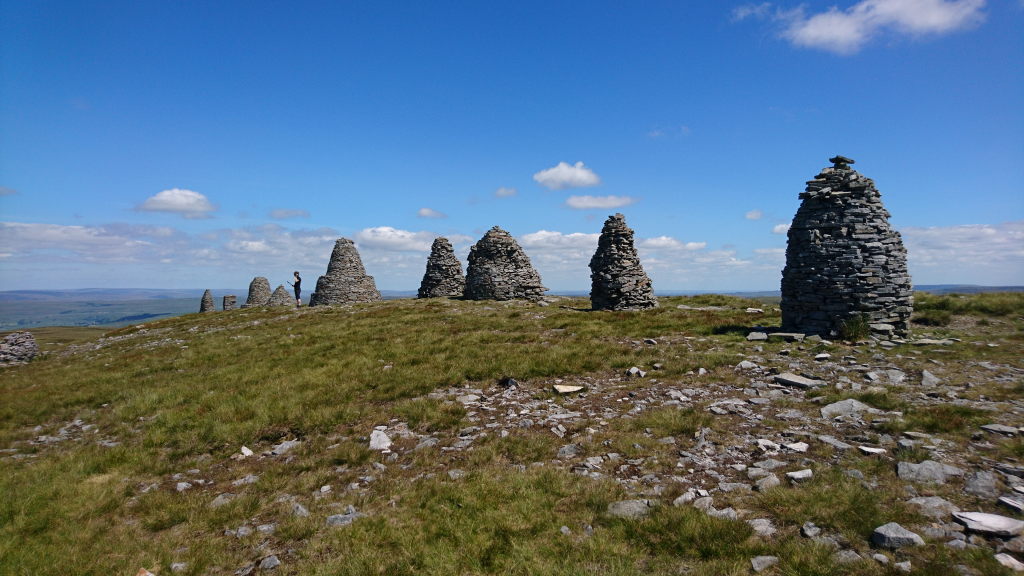 9 große Steinhäufen