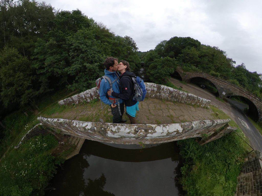 Manu & Markus küssen sich auf Beggar's Bridge