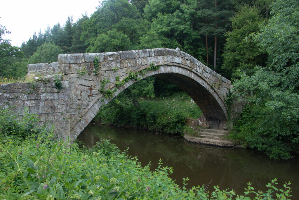 Eine Steinbogenbrücke über den Fluss Esk