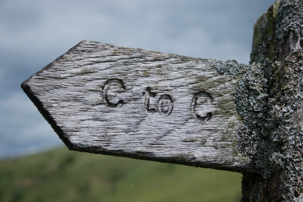 Ein Holzwegweiser mit der Aufschrift "C2C"