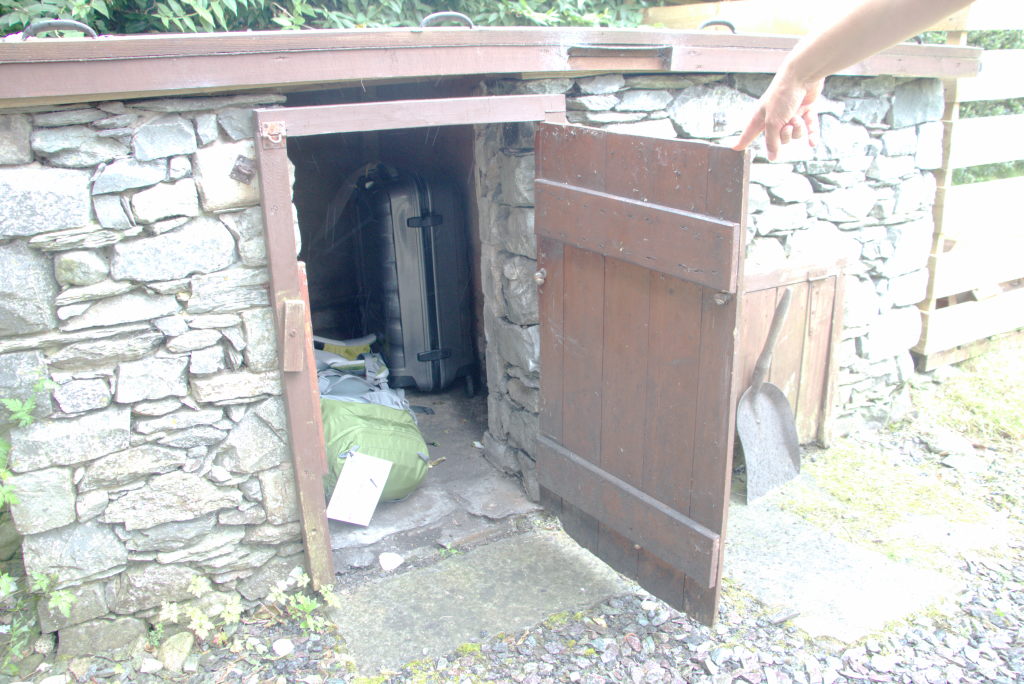 Unser Koffer und Rucksack in einem alten Kohle-/Holzbunker im Garten