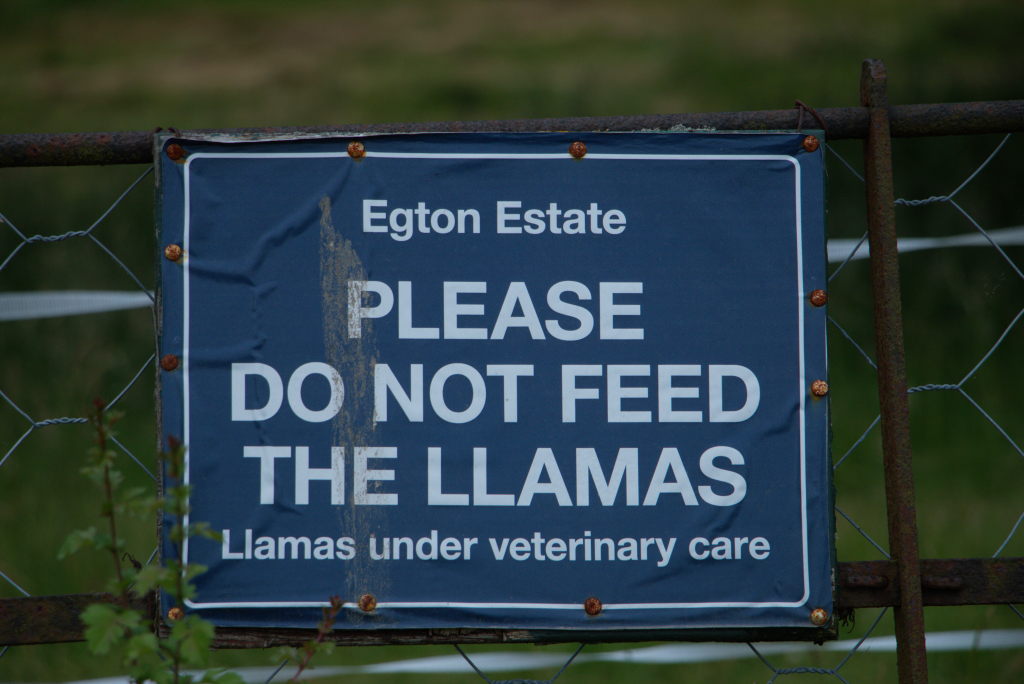 Ein Schild "Bitte die Lamasnicht füttern"