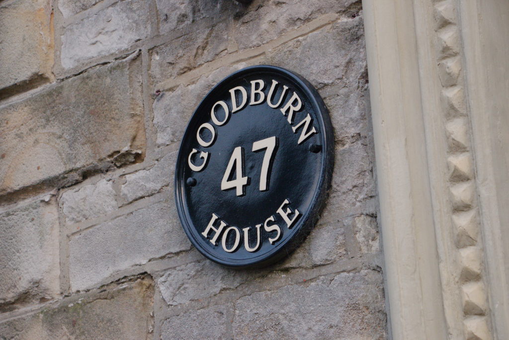 Ein Schild "Goodburn House" ("Brennt gut"-Haus), Nummer 47