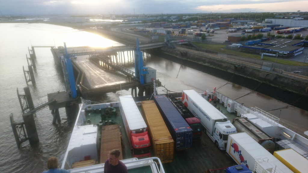 Blick von der Fähre, die sich vom Dock in Hull löst