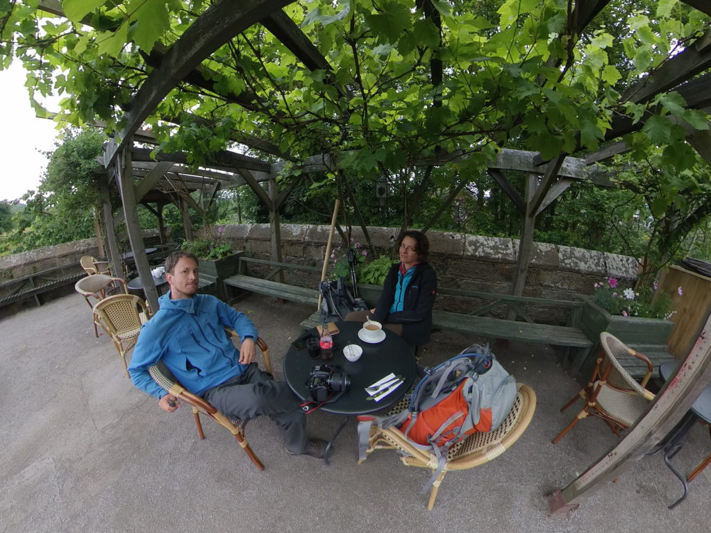 Manu & Markus unter ein paar Bäumen in einem Café