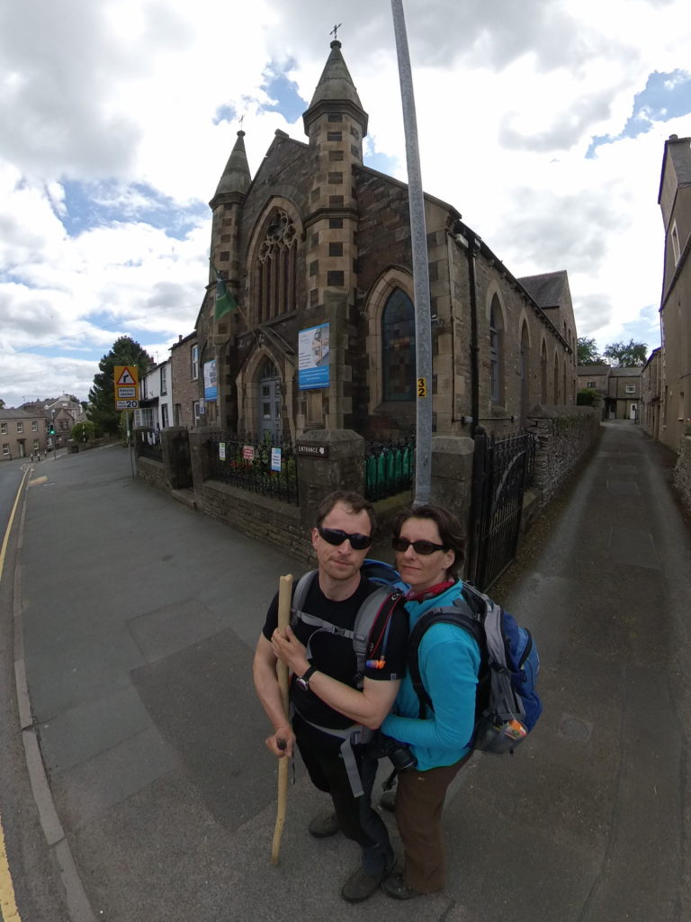 Manu & Markus vor der alten Kirche, die heute das Kirby Stephen Hostel ist