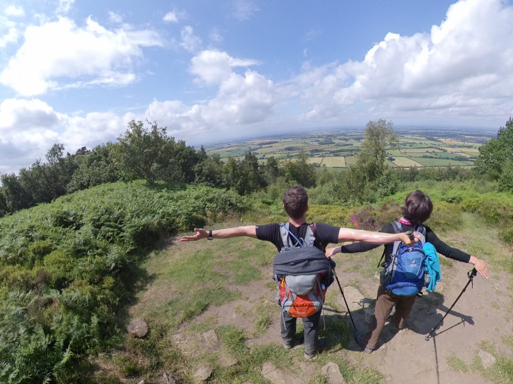 Manu & Markus von hinten blicken auf die Ebene zwischen den Yorkshire Dales & den North York Moors