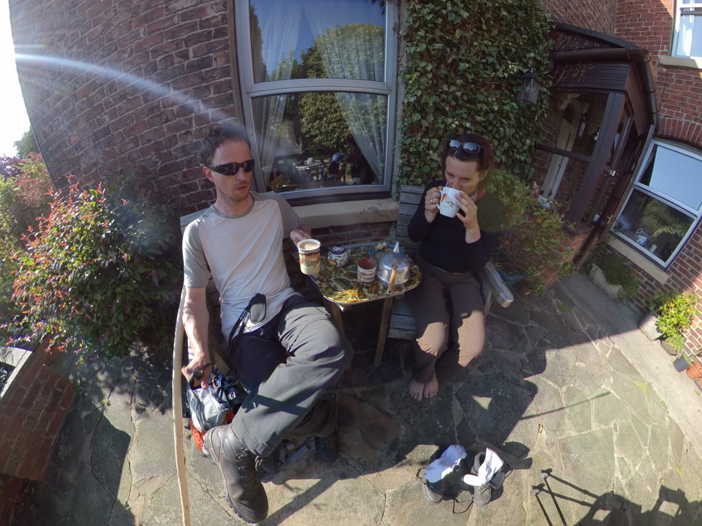 Manu & Markus genießen eine Tasse heiße Schokolade in der Sonne