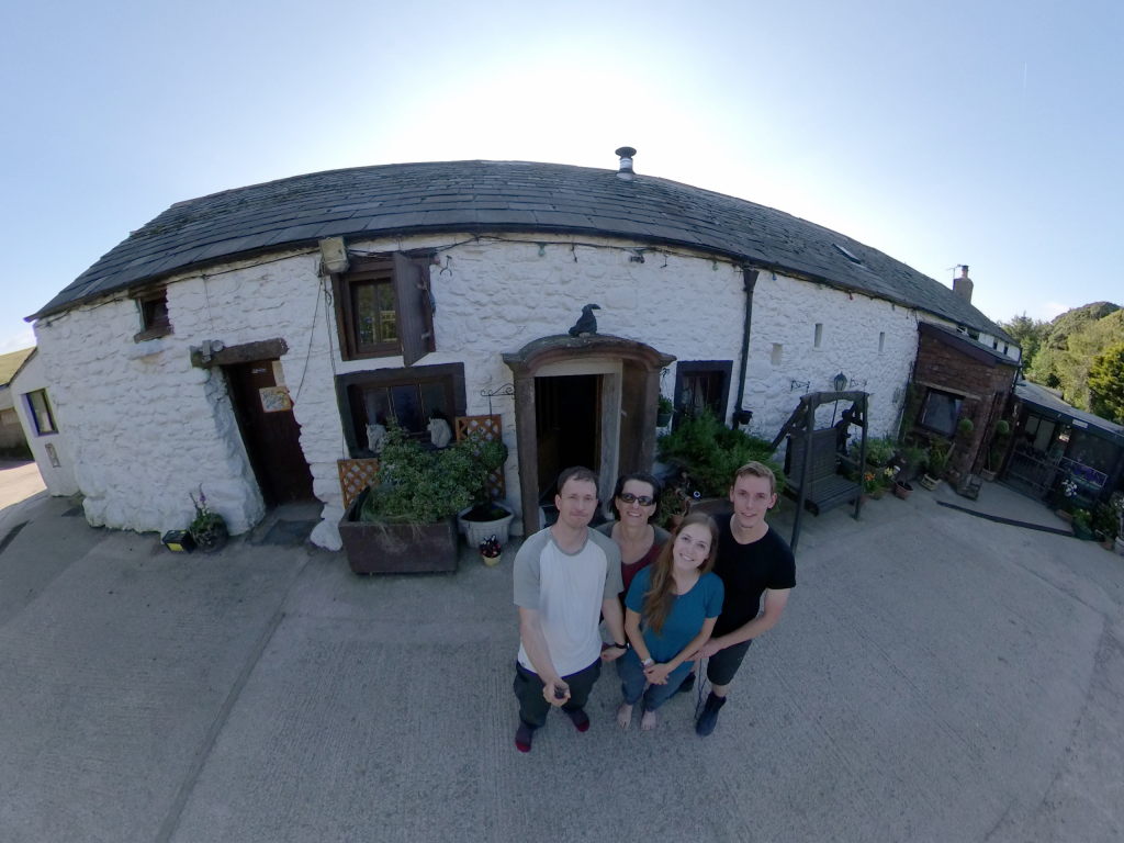 Selfie von uns vier müden Wanderern vor dem Bauernhaus