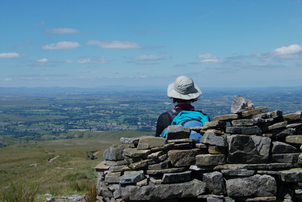 Manu von hinten mit Blick über das Tal mit Kirkby Stephen im Hintergrund