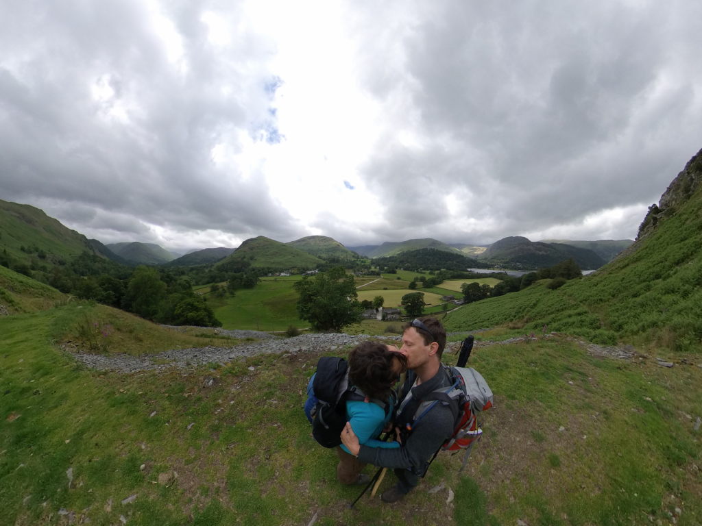 Manu & Markus küssen sich vor den Hügeln des Lake District