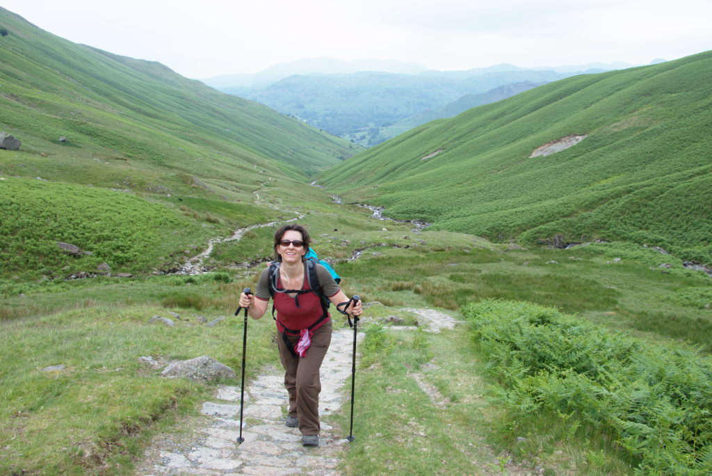 Manu auf dem hinauf zu Grisdale Tarn. Im Hintergrund das langgezogene Tal