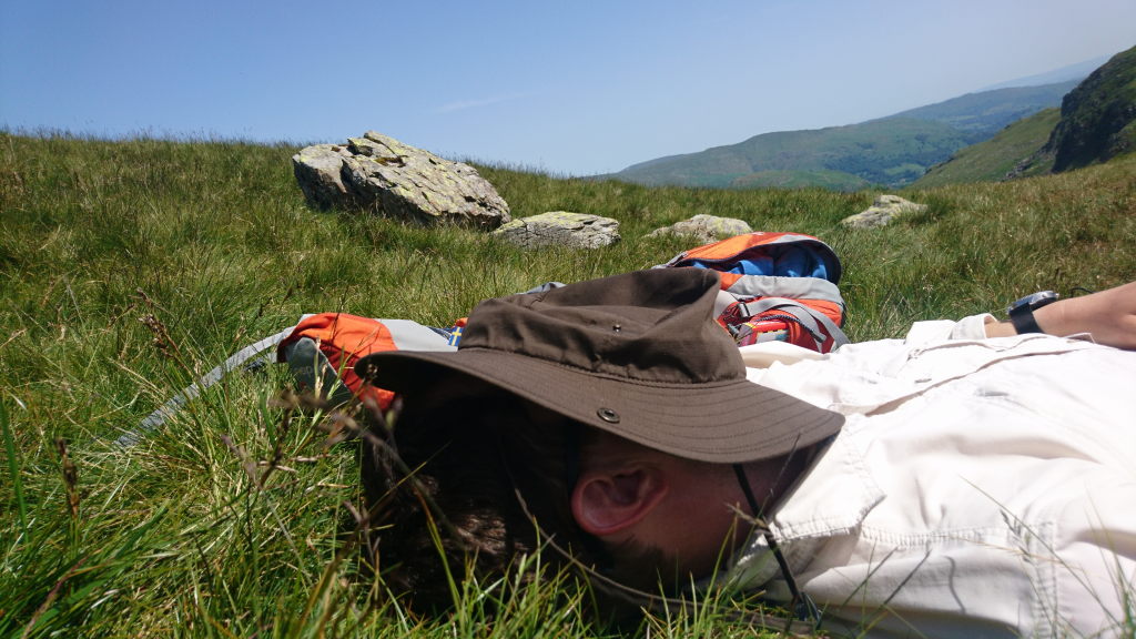 Markus schläft mit seinem Wanderhut auf dem Gesicht