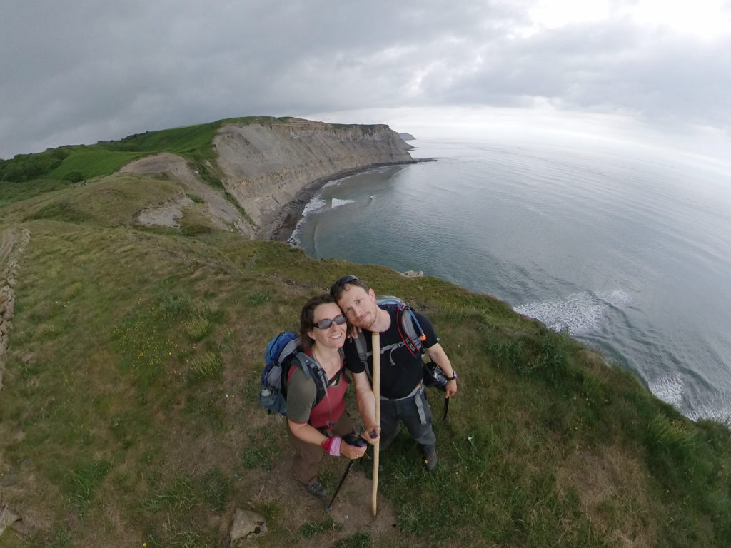 Manu & Markus auf einer Klippe mit der Nordsee im Hintergrund