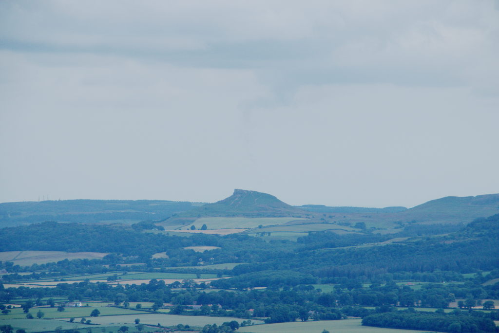 Ein einsamer Hügel am Horizont