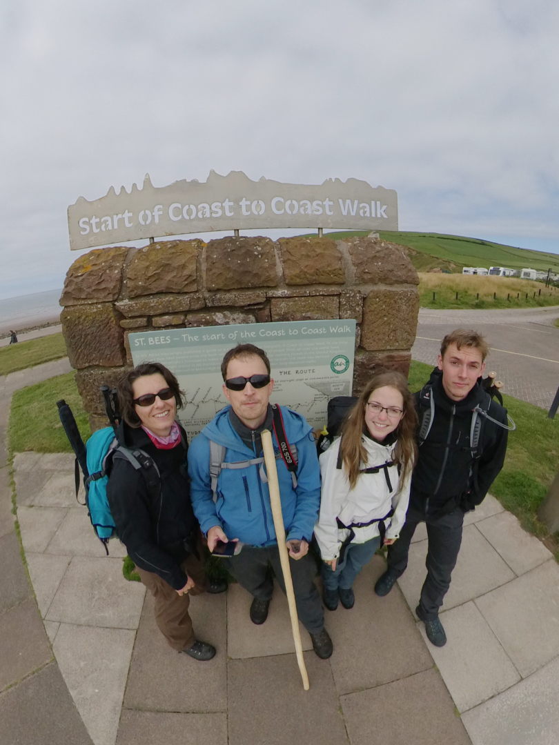 Selfie von Manu, Markus, Josie & Tobi vor der Säule, die den Anfang des C2C markiert