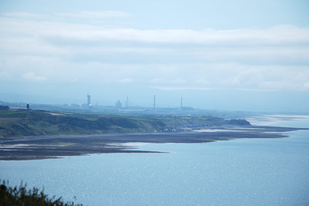 Ein Industriegebiet am Horizont über die Bucht bei St.Bees hinweg