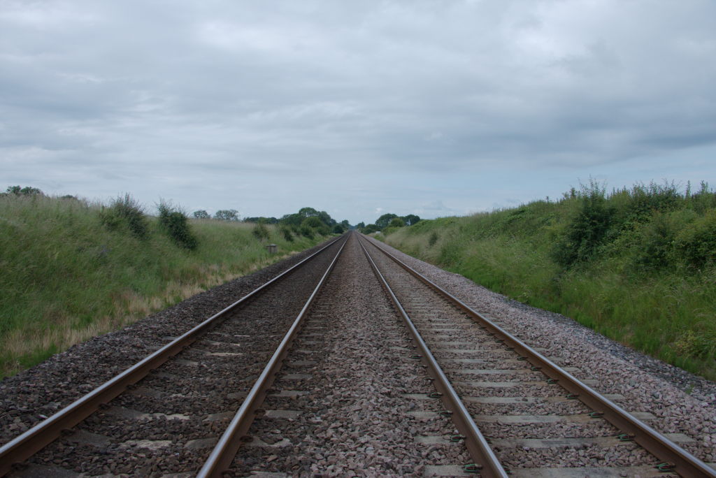 Zwei parallele Gleise verschwinden am Horizont