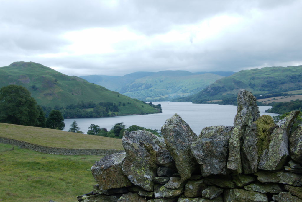 Ullswater im Hintergrund über eine Trockenmauer hinweg