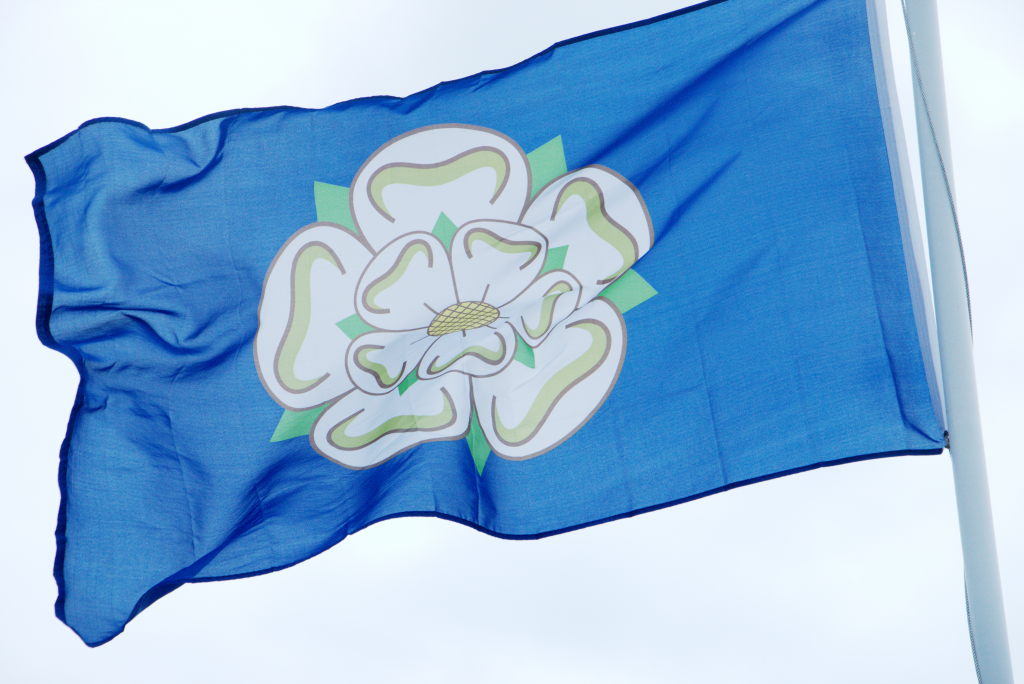 Die blaue Flagge von Yorkshire mit der weißen Rose des Hauses York