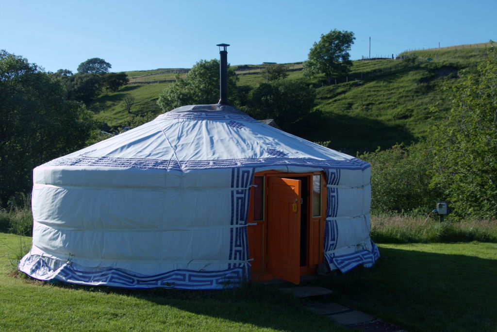 Eine mongolische Jurte auf einer Wiese in den Yorkshire Dales