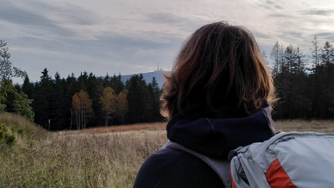 Blick über Manu's Schulter mit dem Brocken im Hintergrund