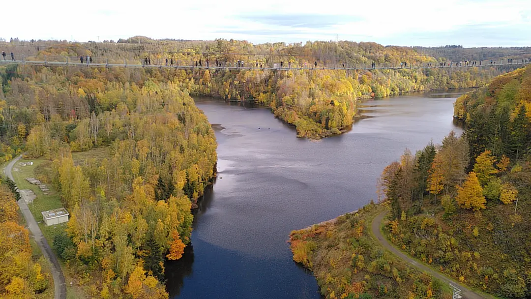 Blick auf die Talsperre unterhalb der Rappbode-Staumauer. Über dem Wasser kaum erkennbar zwei Punkte vor dem hellen Hintergrund