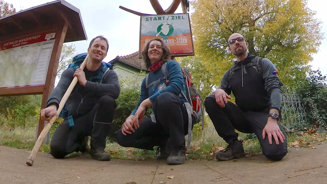 Manu, Daniel und Markus vor dem Schild, dass das Ziel des Harzer Hexenstiegs in Thale anzeigt