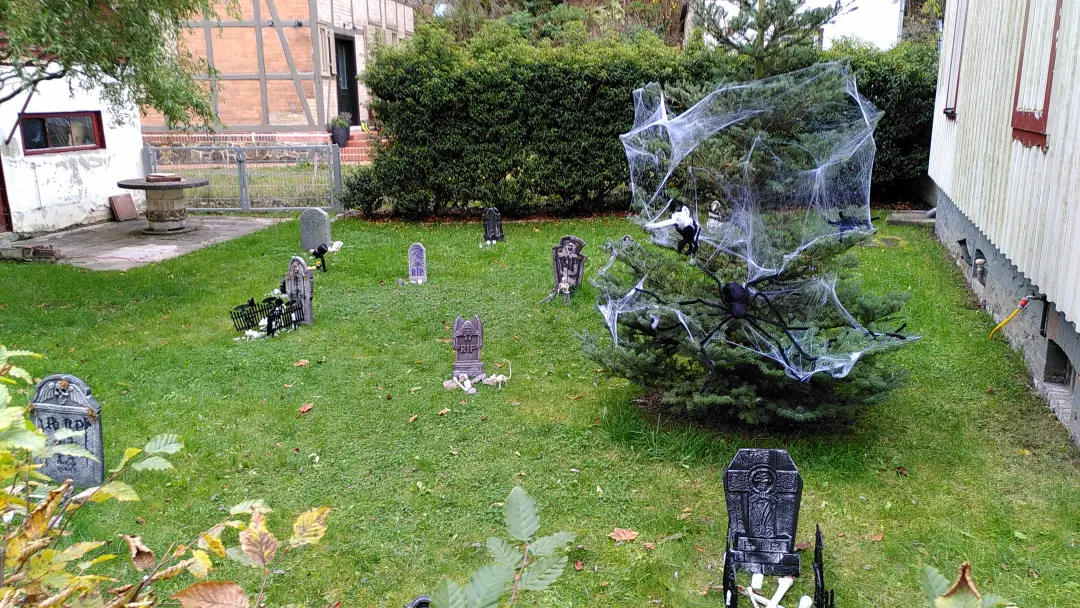 Halloween-Dekoration im Vorgarten eines Hauses