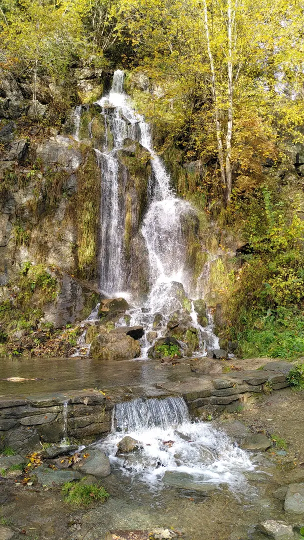 Ein kleiner Wasserfall über einige Felsen in einen kleinen Teich