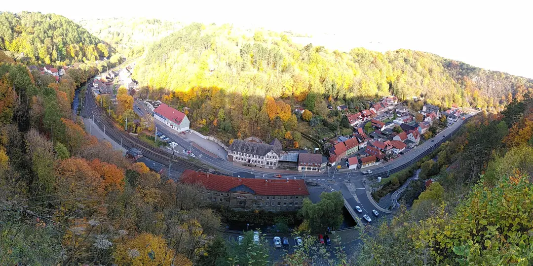 Ein Blick über einen Teil von Rübeland mit der Bahnstrecke in der Talmitte