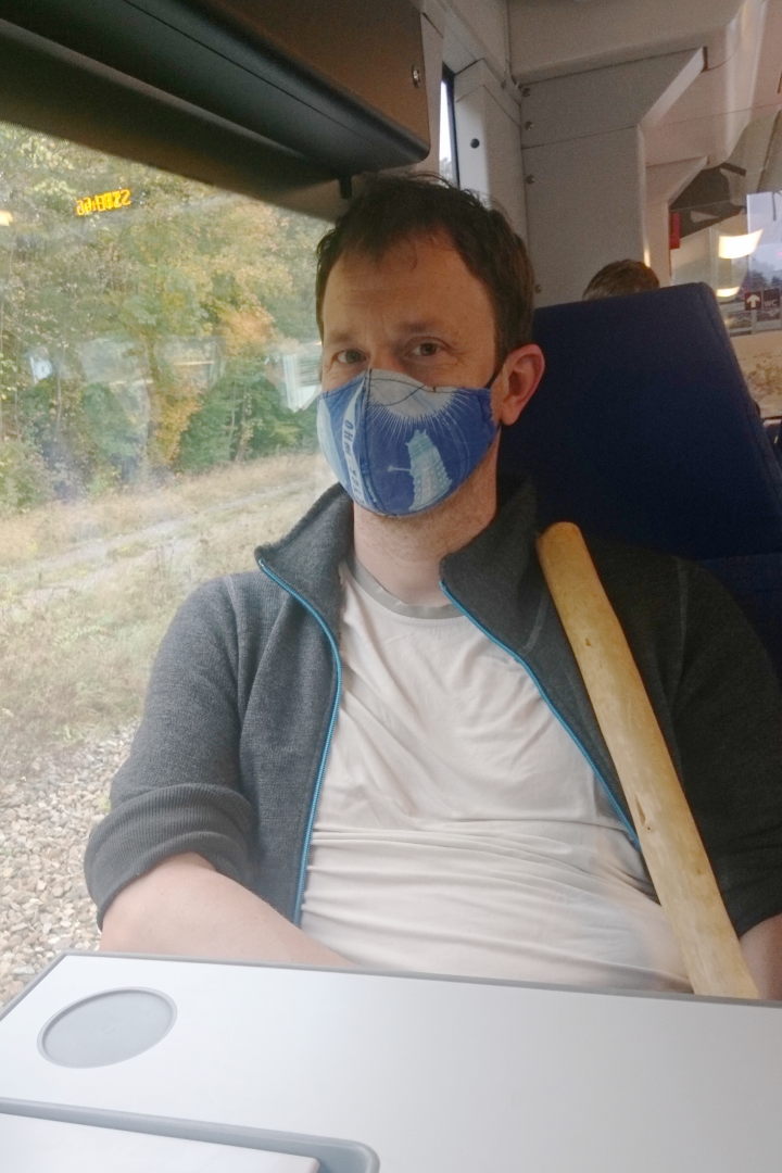 Markus mit Maske im Regionalzug
