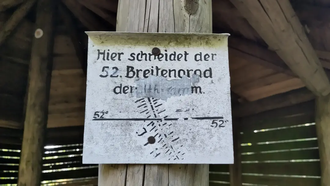 Ein (relativ altes) Schild mit der Aufschrift "Hier schneidet der 52. Breitengrand den Ith-Kamm"