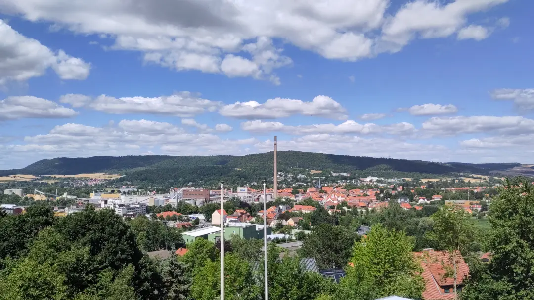 Blick über Alfeld mit der dem großen Schornstein der Papiermühle in der Mitte