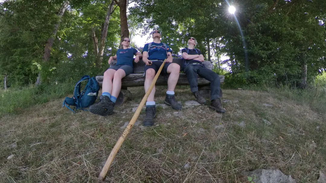 Manu, Markus und Lütti im Selfie von unten auf einer Bank, den Blick in die Ferne gerichtet