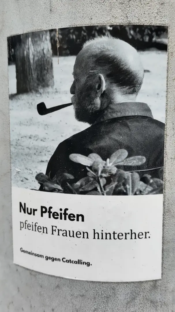 Ein Sticker mit einem Schwarzweißfoto eines Mannes mit Pfeife. Das Bild ist unterschrieben mit 'Nur Pfeifen pfeifen Frauen hinterher. Gemeinsam gegen Catcalling.'