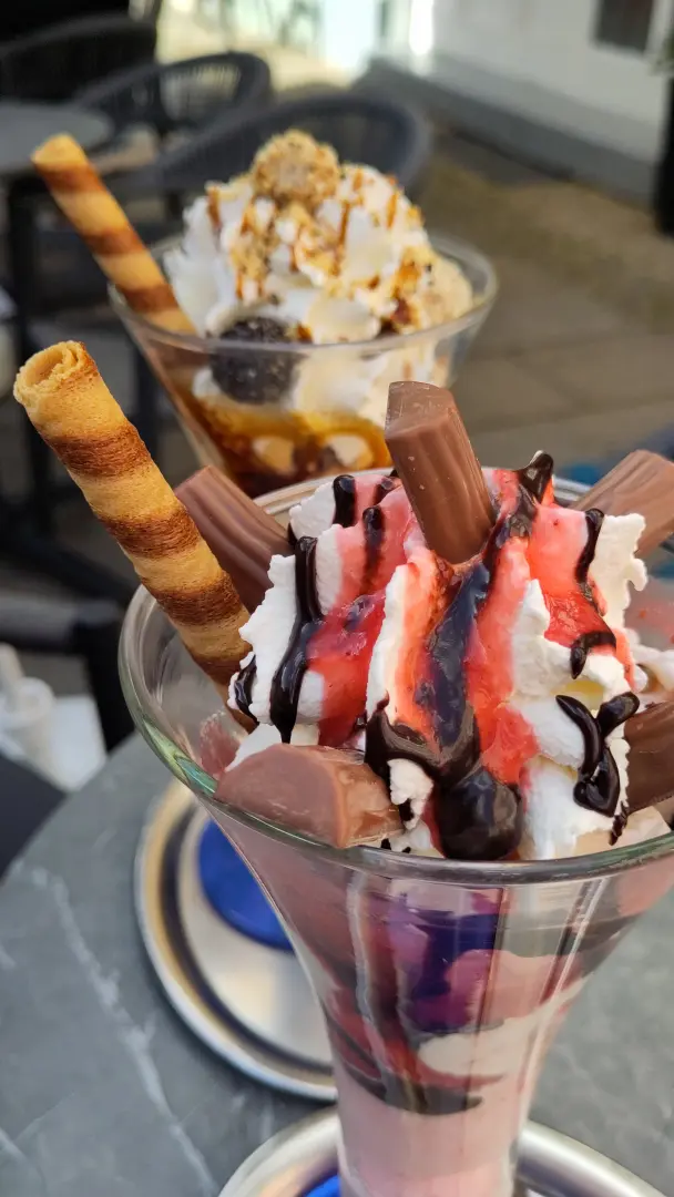 Ein Eisbecher mit Erdbeeren in Nahaufnahme