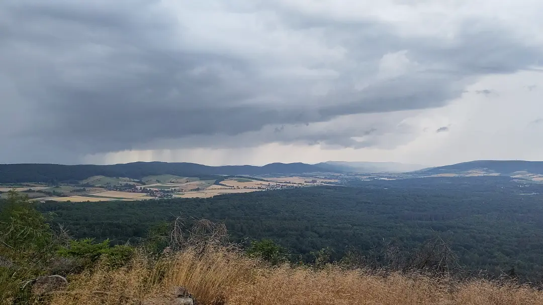 Blick über die Hügel mit dichten Regenschwaden in der Ferne