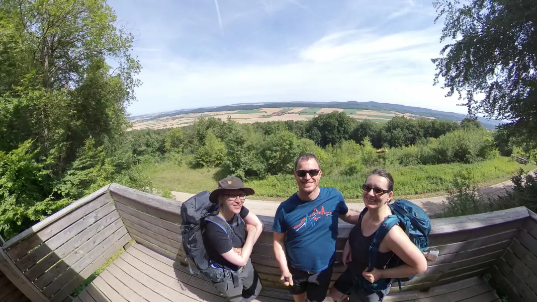 Lütti, Markus und Manu auf dem Leineberglandbalkon mit dem Ausblick über das namensgebende Land im Hintergrund