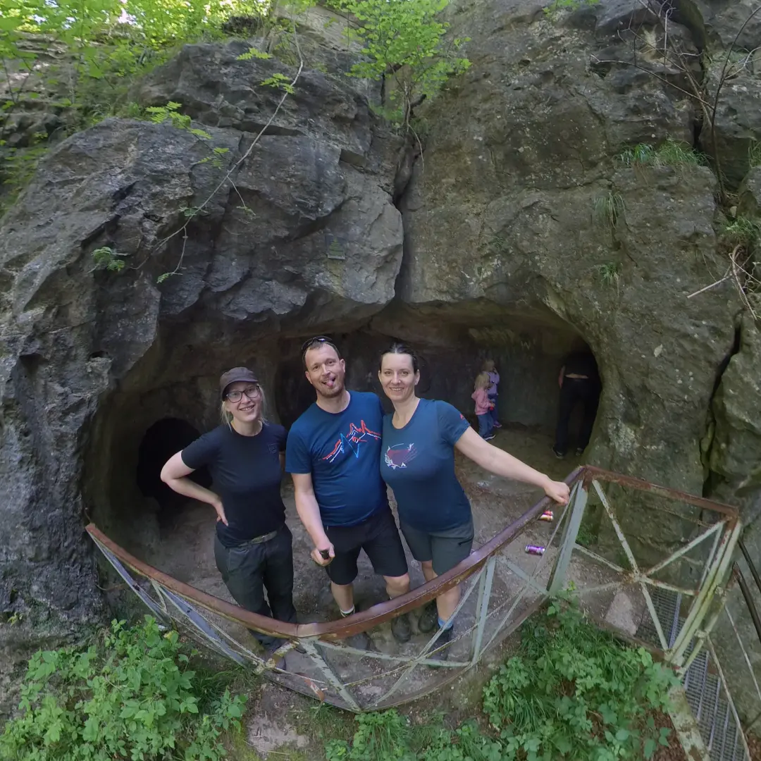 Lütti, Markus und Manu auf dem Balkon vor dem Eingang der Lippoldshöhle