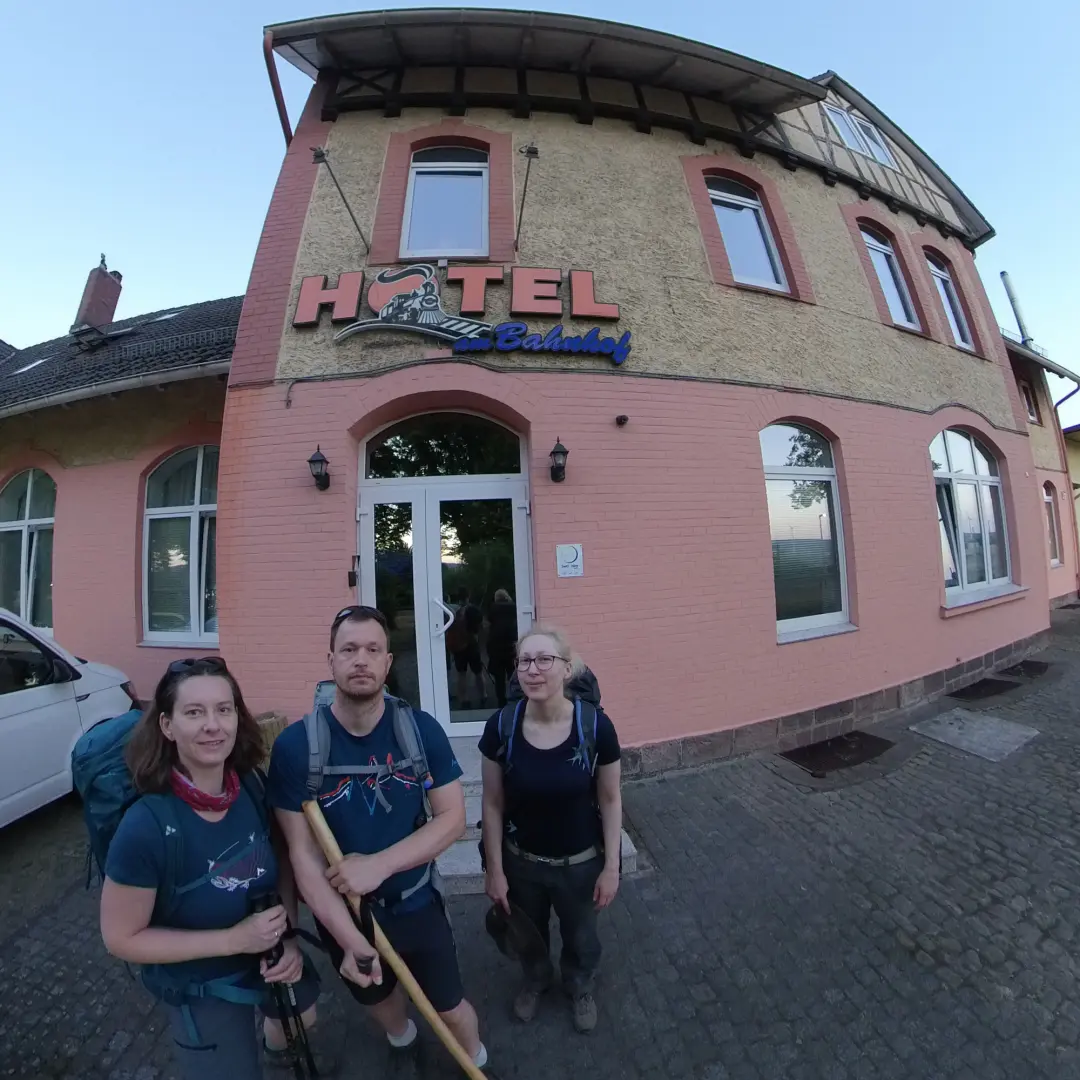 Manu, Markus und Lütti sichtlich verschlafen vorm Hotel am Bahnhof in Coppenbrügge