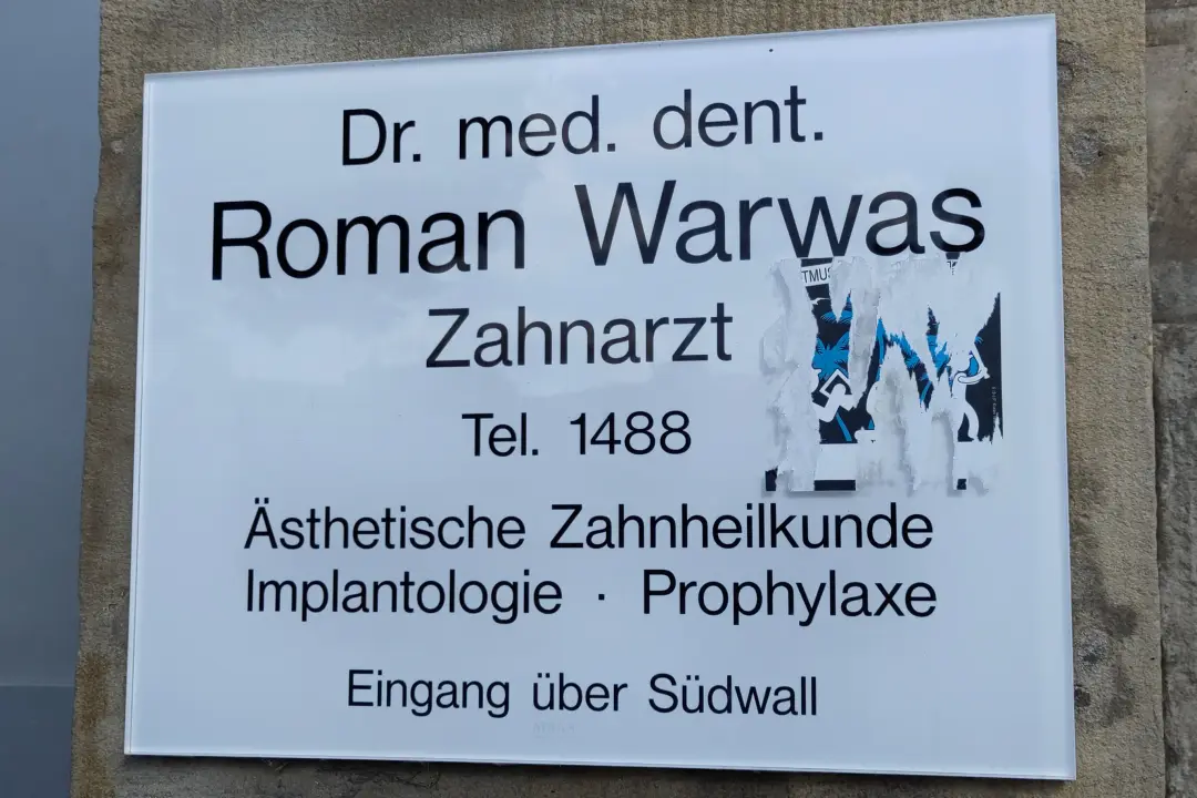 Ein Schild einer Zahnarztpraxis mit dem Namen "Warwas"