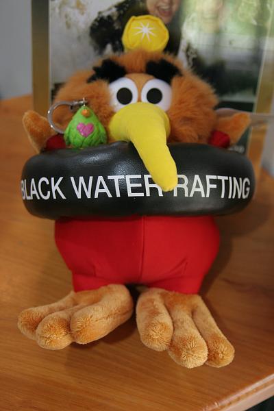 GG mit einem Plüschvogel, dem Maskottchen der Legendary Black Water Rafting Co.