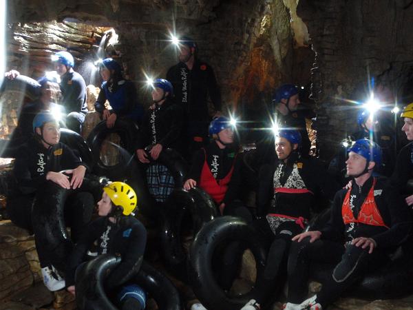 Gruppenbild mit Helmen und Stirnlampen in der Höhle