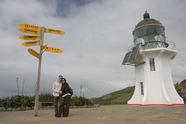 Selfie vor Leuchtturm und Wegweise an Cape Reinga