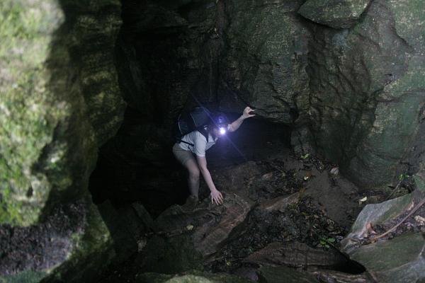 Manu klettert aus einer Höhle nach oben