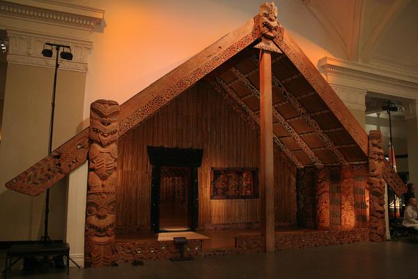 Der Eingang zu einem traditionellen Maori-Langhaus im Museum