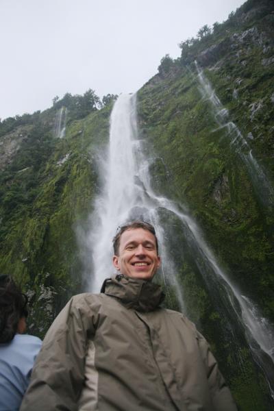 Markus von unten vor einem Wasserfall