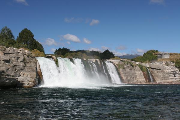 Wasserfälle, die einige Meter über eine Felskante stürzen